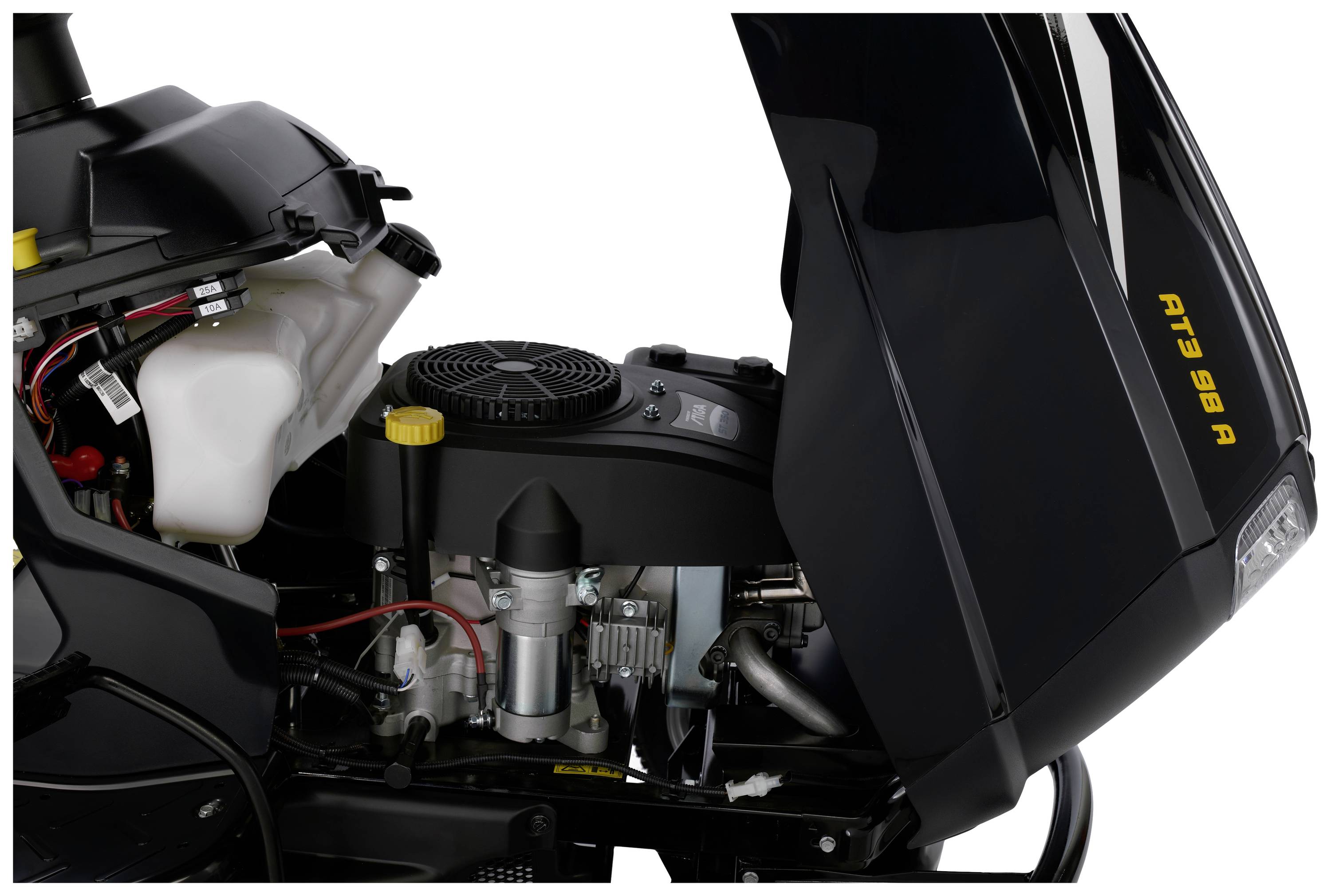 Bild eines geöffneten Motorraums eines schwarzen Fahrzeugs, das Teile des Motors und der Verkabelung zeigt.