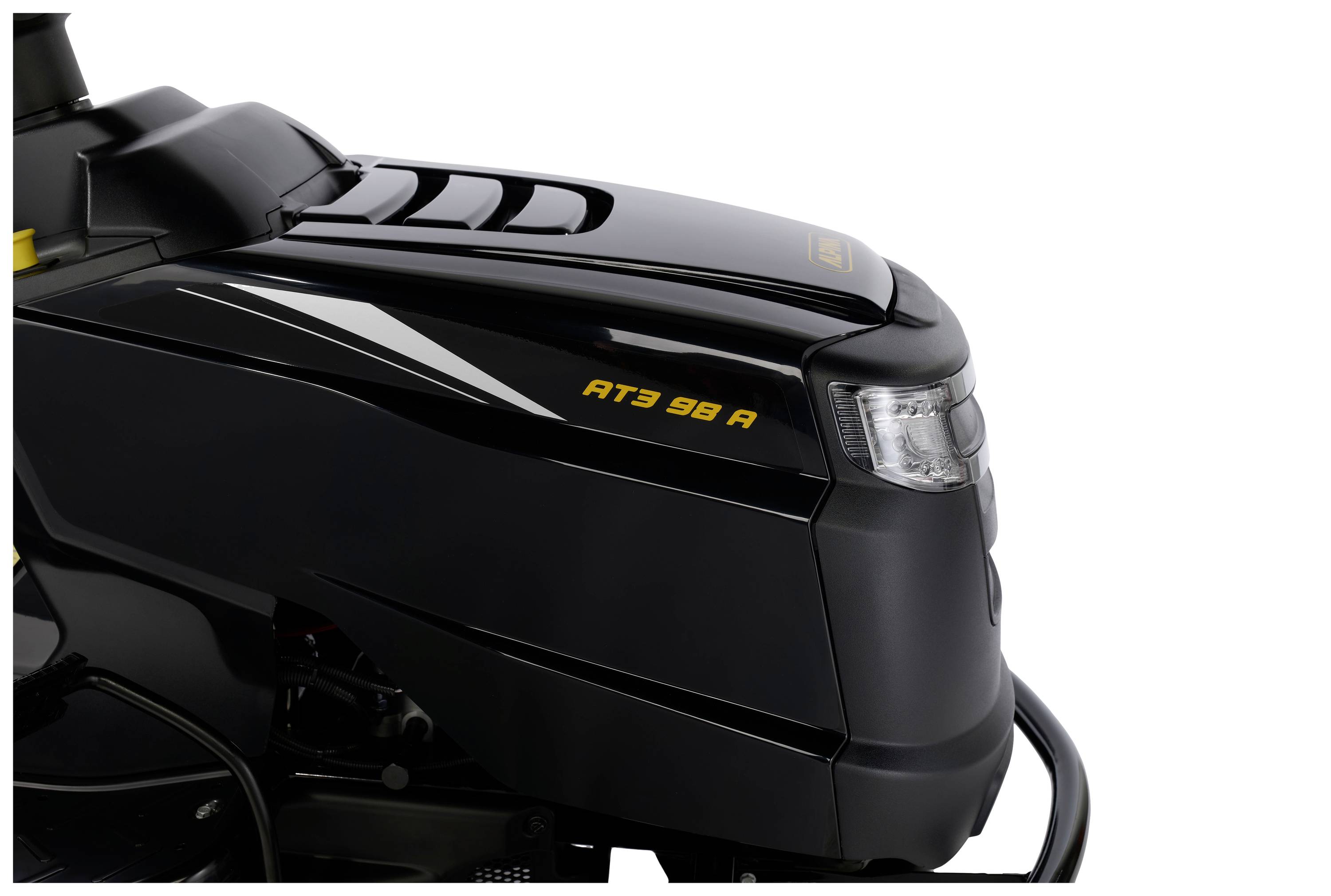 Der vordere Teil eines schwarzen Rasenmähers mit der Beschriftung 'RT3 98 A'. Zu sehen sind Motorhaube und ein Teil des Scheinwerfers.