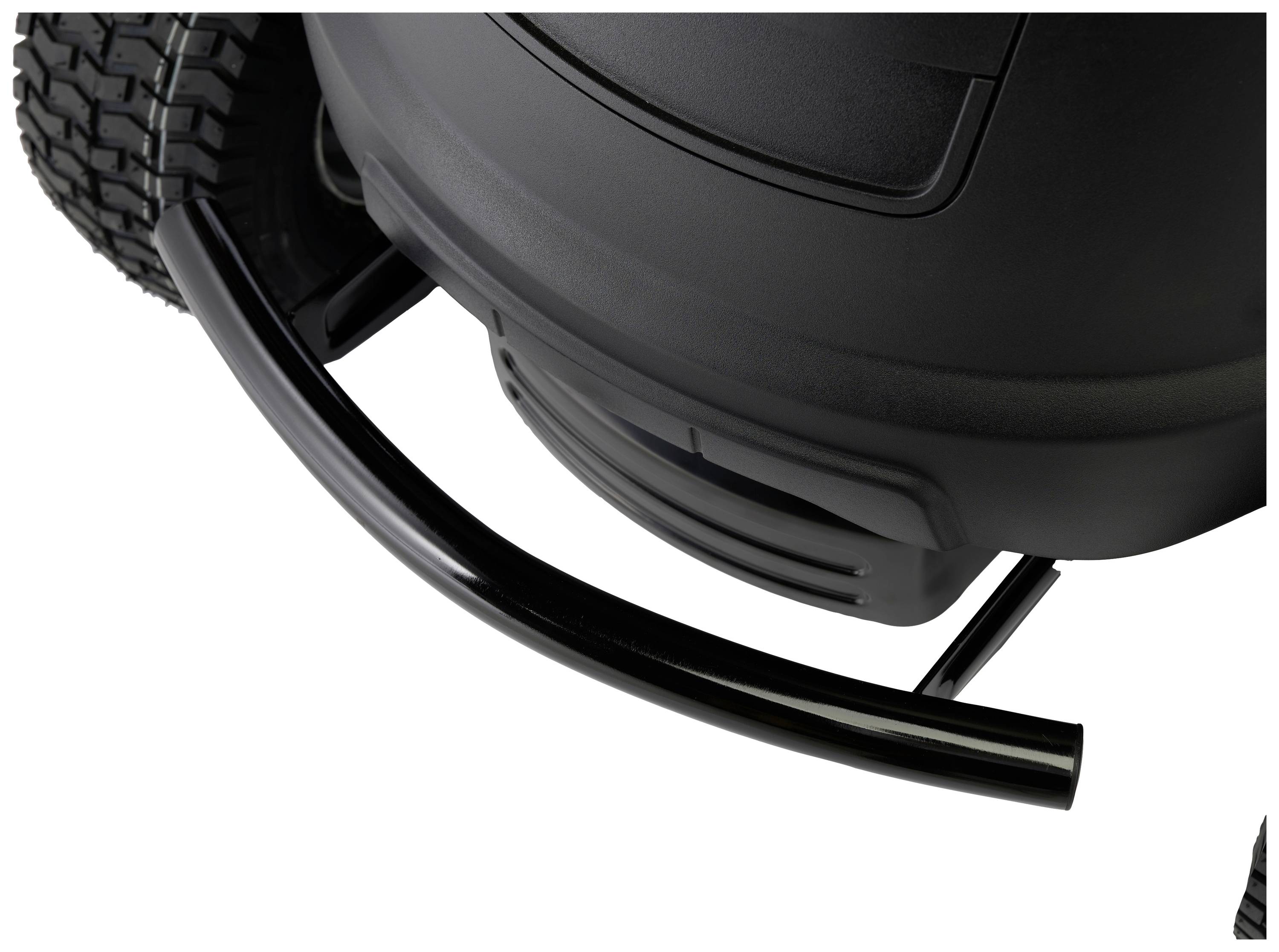 Ein schwarzer Stoßfänger an einem Reifen eines Fahrzeugs. Der Stoßfänger ist gebogen und aus Metall gefertigt.