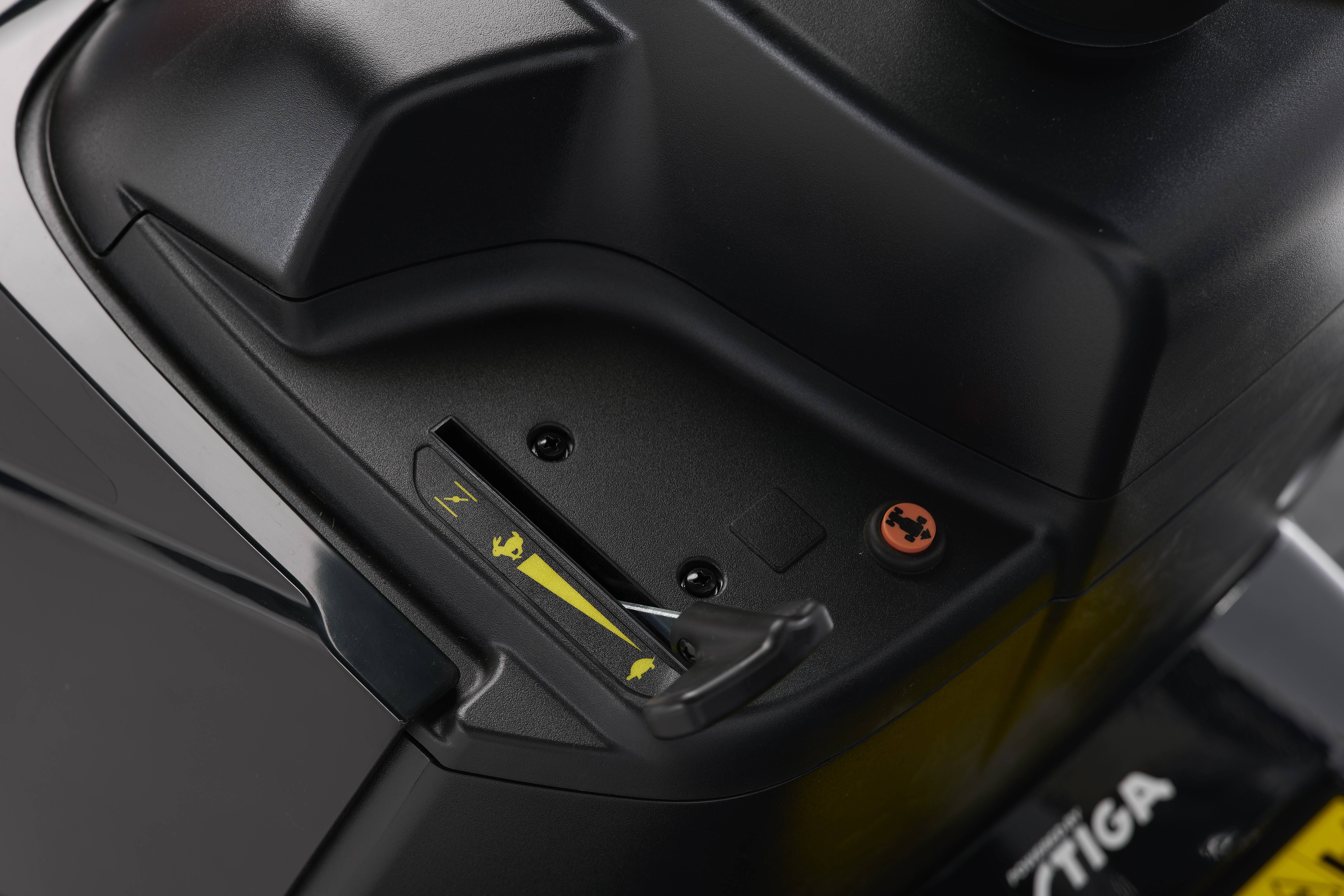 Bedienelement einer Maschine mit Schalter und Symbolen zur Steuerung.