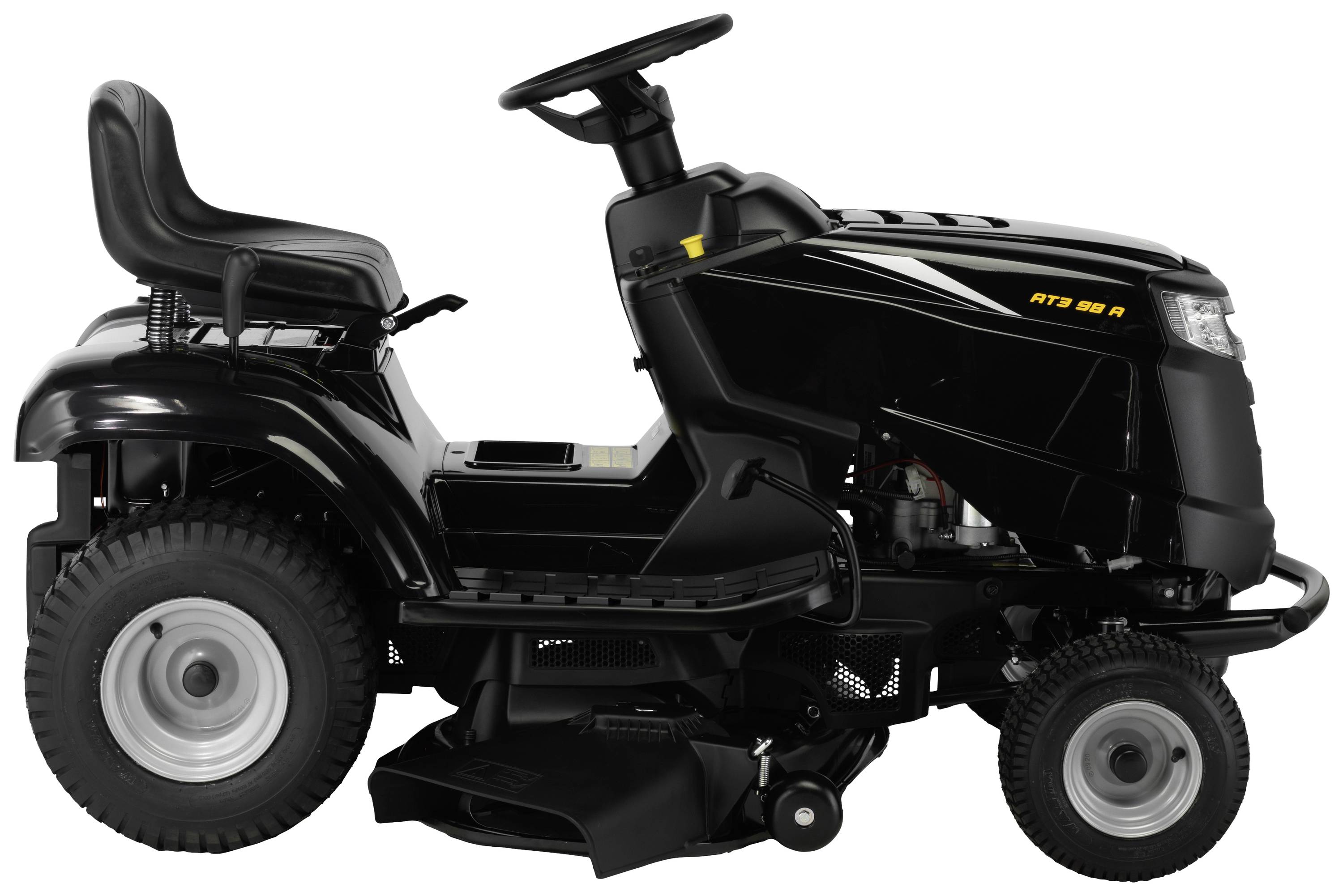 Ein schwarzer Aufsitzrasenmäher mit einem ergonomischen Sitz und großen Rädern, seitliche Ansicht, vor weißem Hintergrund.