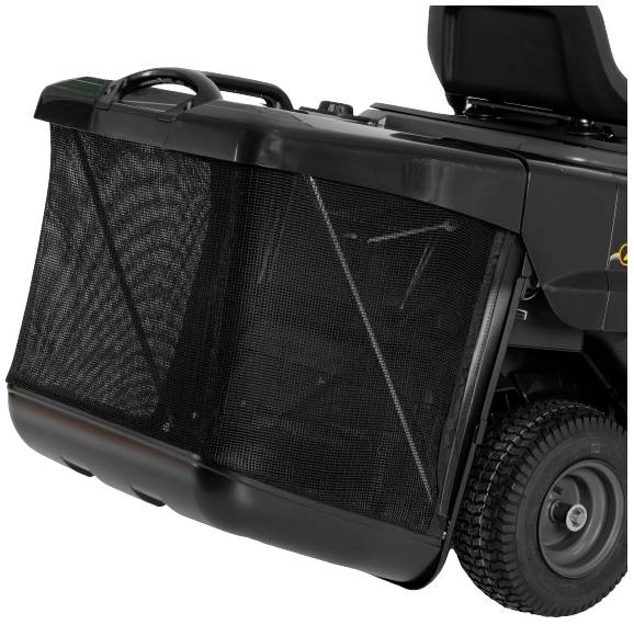 Nahaufnahme eines schwarzen Rasenmähers mit einem großen Grasfangkorb an der Rückseite. Deutliche Struktur und Räder erkennbar.