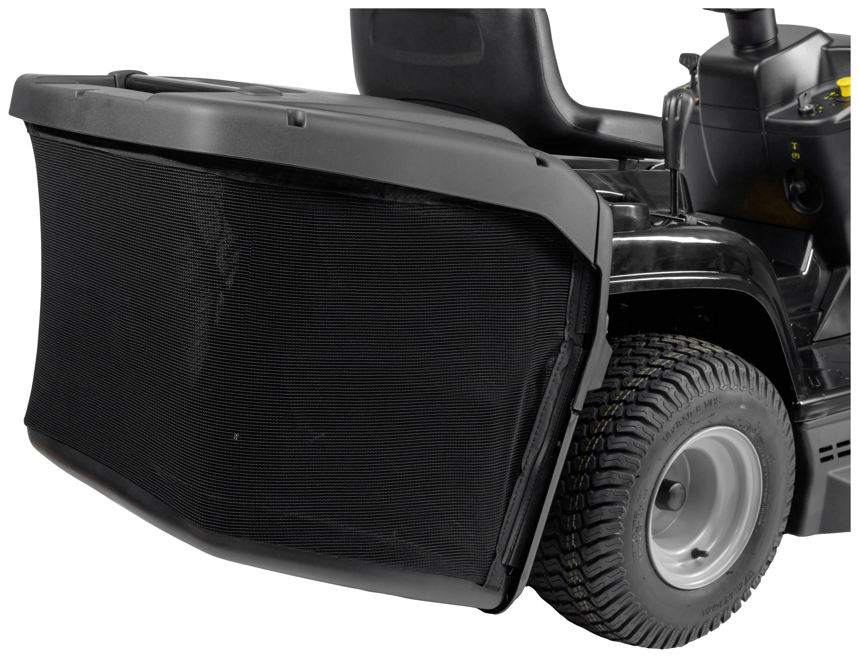 Nahaufnahme eines schwarzen Aufsitzmähers mit großem Grasauffangbehälter an der Rückseite; zeigt Reifen und Schnittfläche.