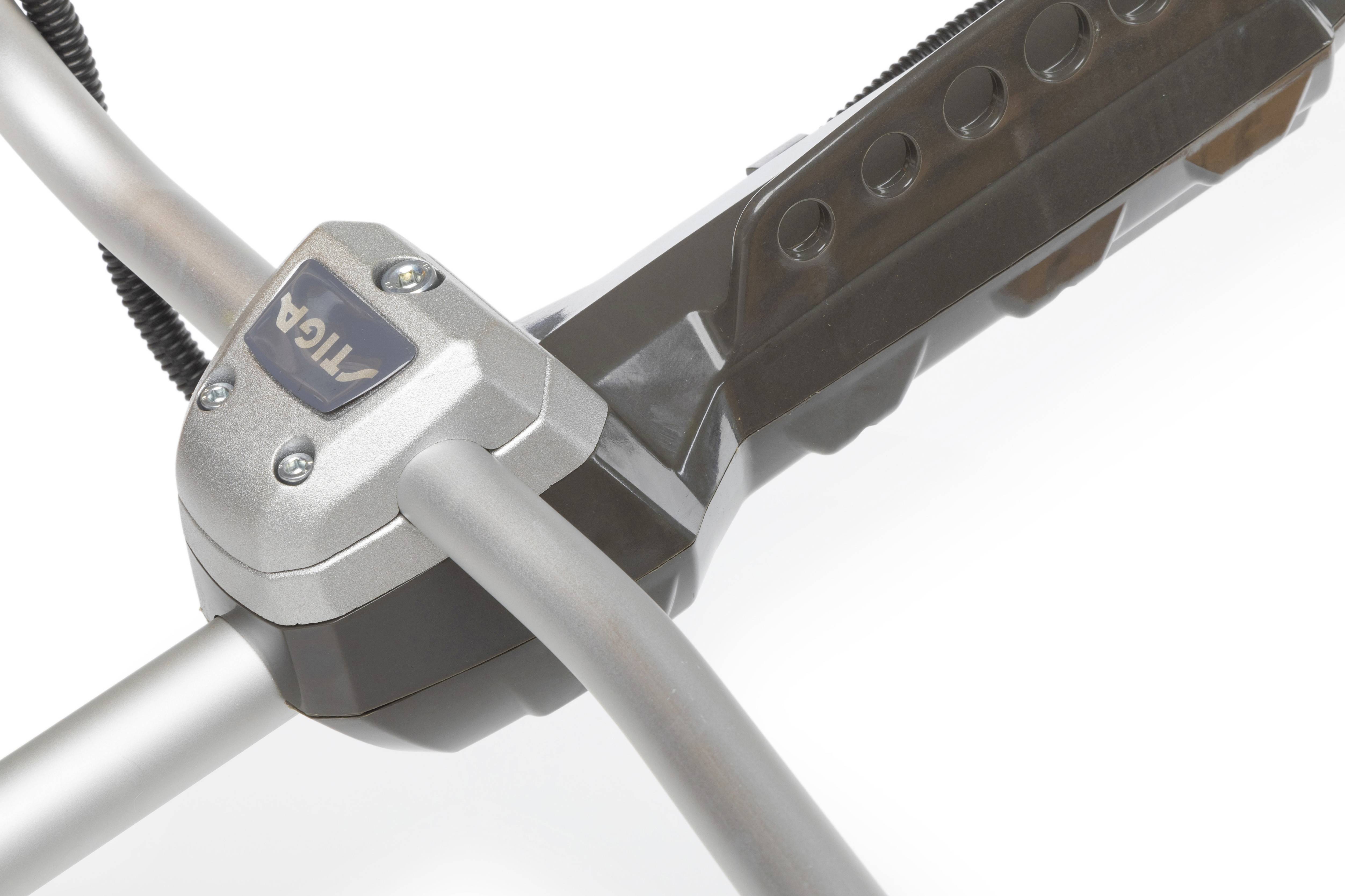 Nahaufnahme eines silbernen Metallgriffs mit ergonomischem Design, vermutlich Teil eines Gartengeräts oder Werkzeugs.