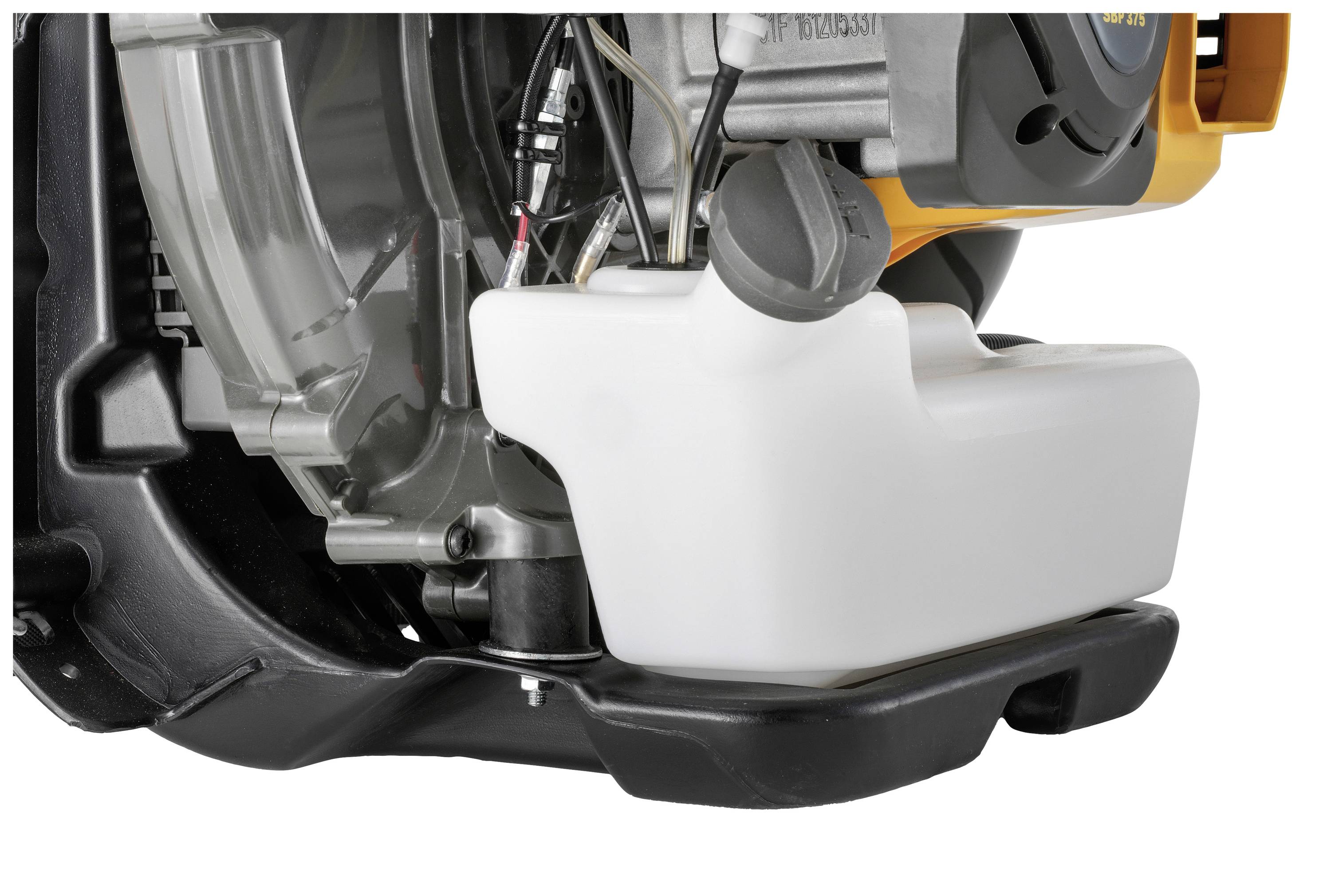 Ein weißer Kraftstofftank an einem Rasengerät, befestigt an einem Motor. Der Tankverschluss ist sichtbar, umgeben von Metall- und Kunststoffeilen.