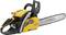 Eine gelbe Motorsäge der Marke Stiga liegt auf der Seite. Sie hat einen ergonomischen Griff und eine lange Schneidkette.