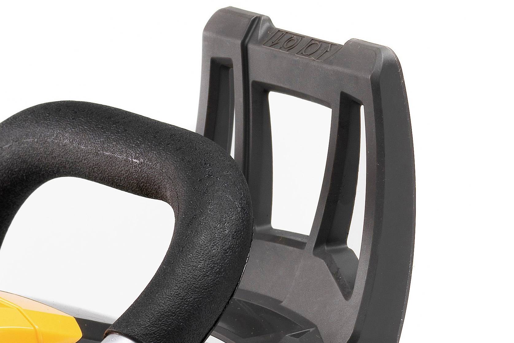 'Nahaufnahme eines elektrischen Gartengeräts mit ergonomischem Griff und Schutzvorrichtung, geeignet für sicheres Arbeiten im Garten.'