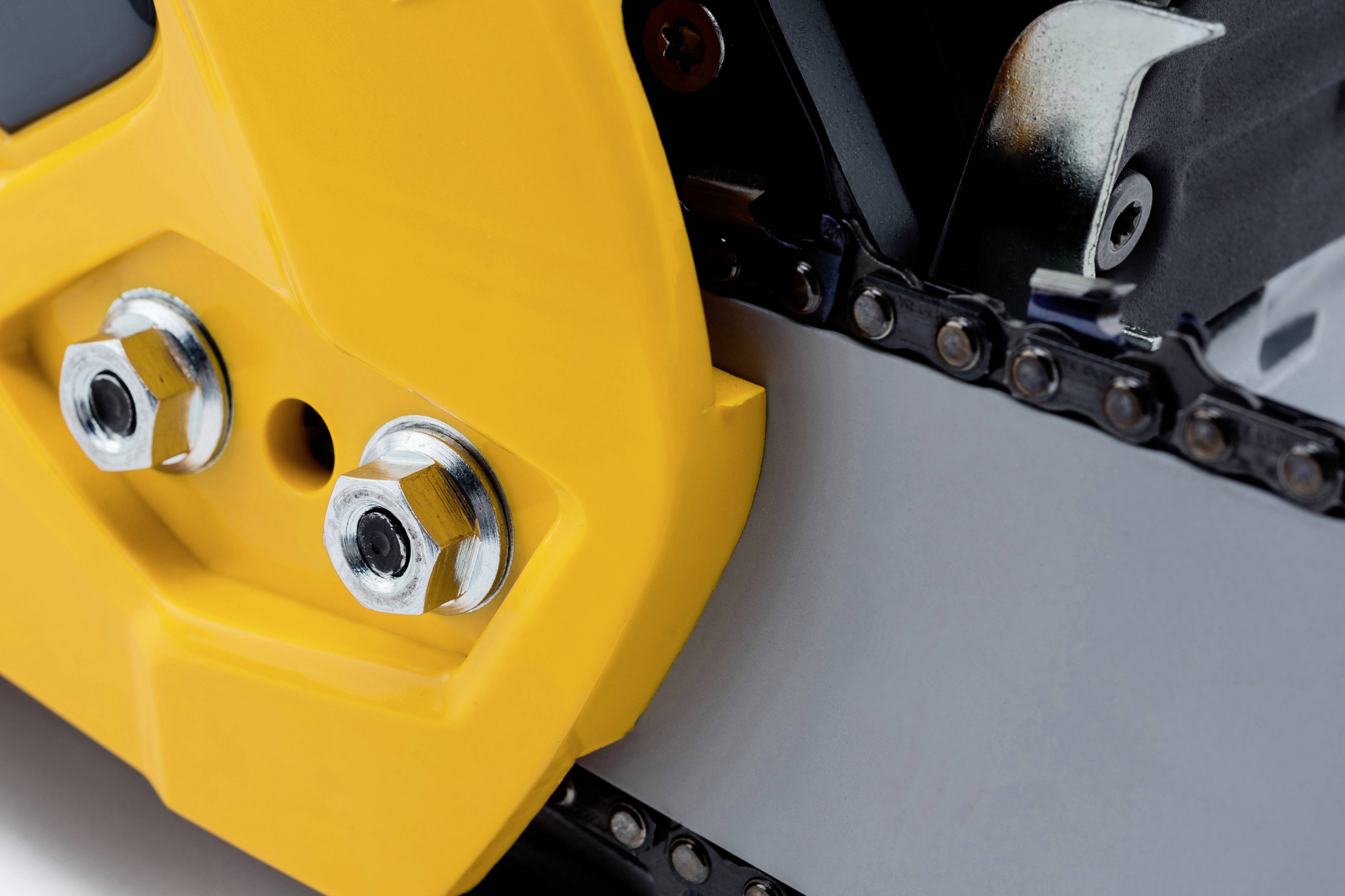 Nahaufnahme einer Motorsäge mit gelber Abdeckung und Metallkette.