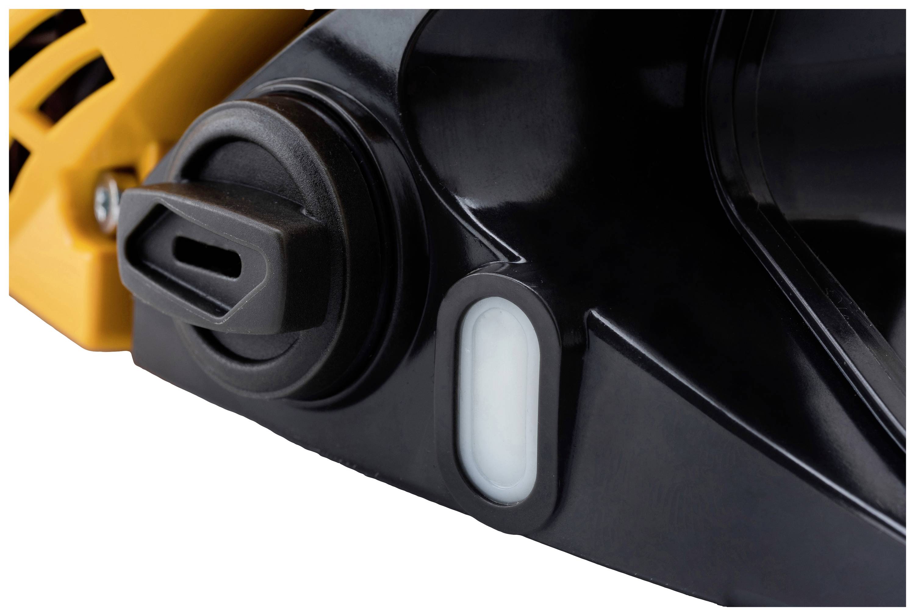 Nahaufnahme eines schwarzen elektrischen Werkzeugs mit gelben Elementen, zeigt ein Bedienfeld mit einem ovalen Knopf und Schalter.