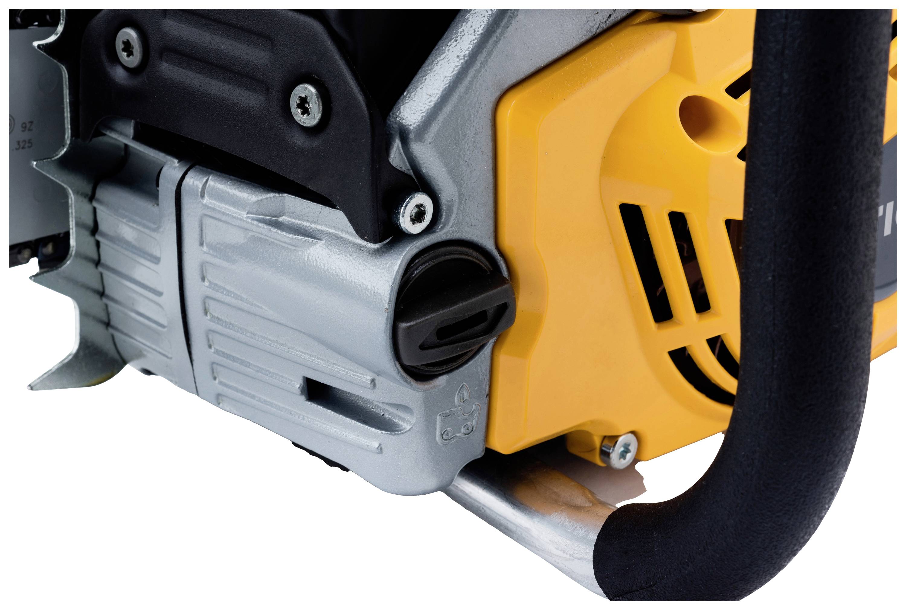 Eine Nahaufnahme eines Teils einer Kettensäge, Schwerpunkt auf dem gelben Gehäuse und schwarzem Griff.