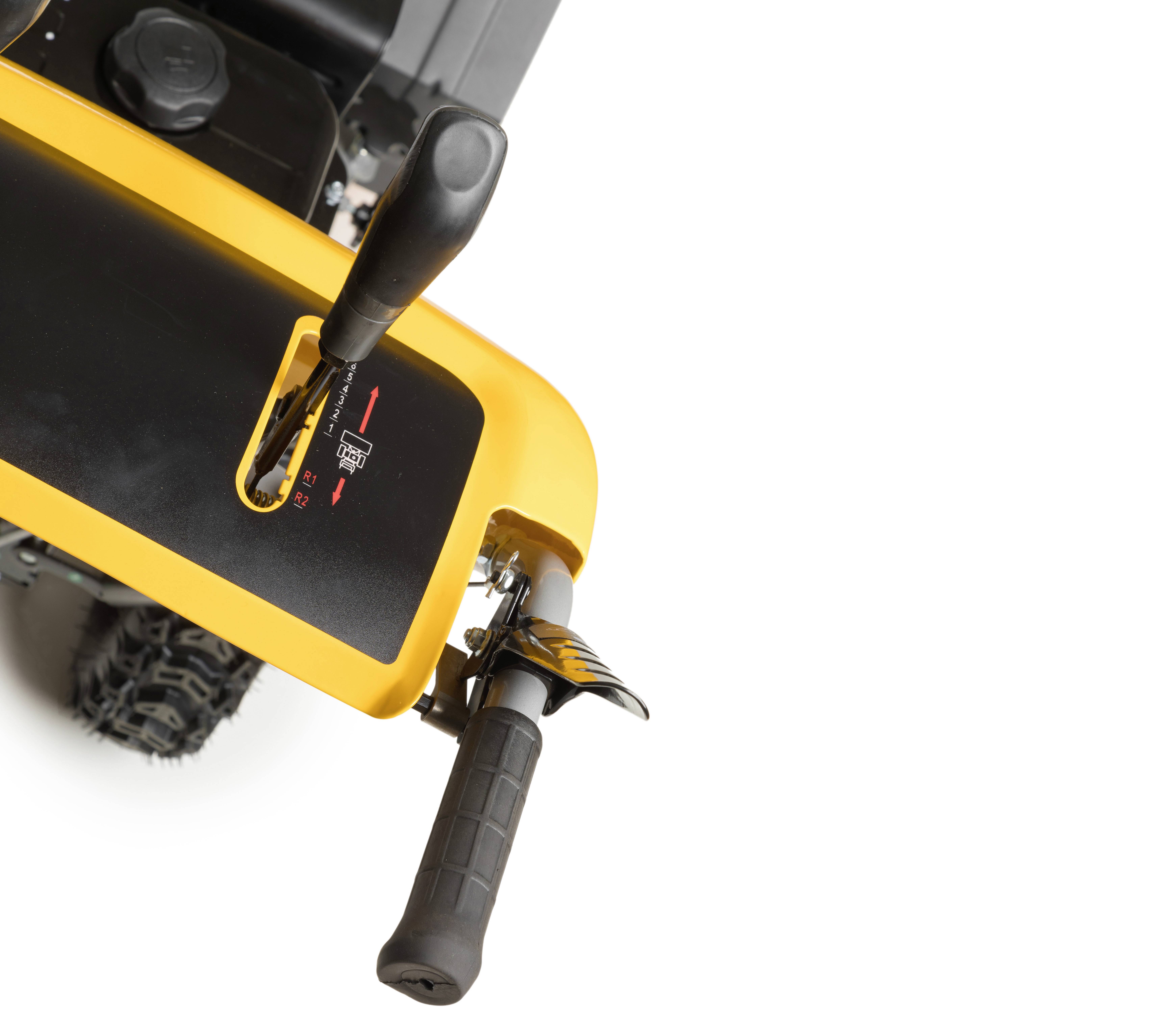 Ein nahes Bild eines gelben Schneefräsen-Griffs mit Gangschaltung und schwarzem Hebel. Ein Teil des Antriebsrads ist sichtbar.