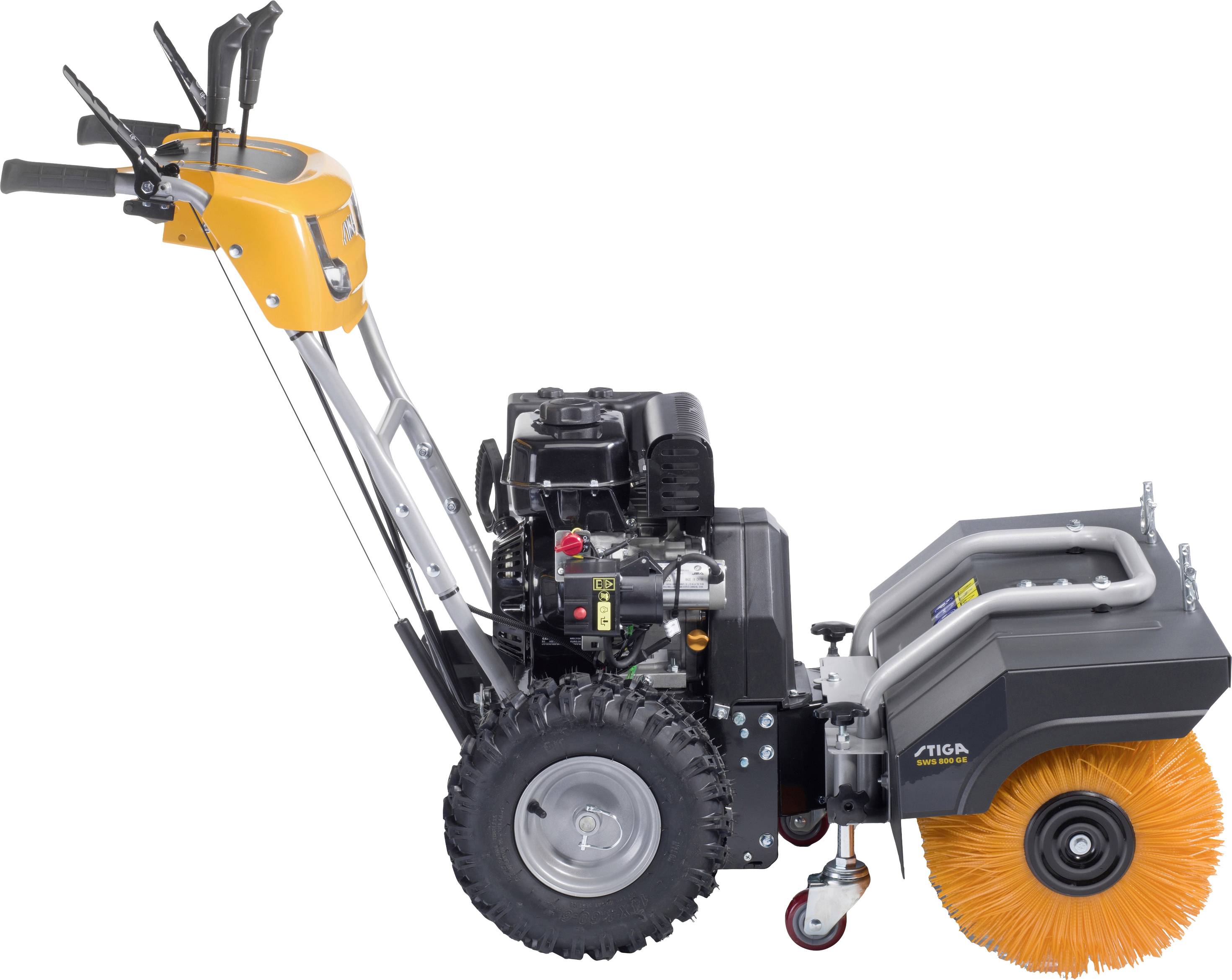 Eine gelbe Kehrmaschine mit Benzinmotor und großen Rädern. Sie hat vorne rotierende Bürsten, die zur Reinigung von Oberflächen verwendet werden.