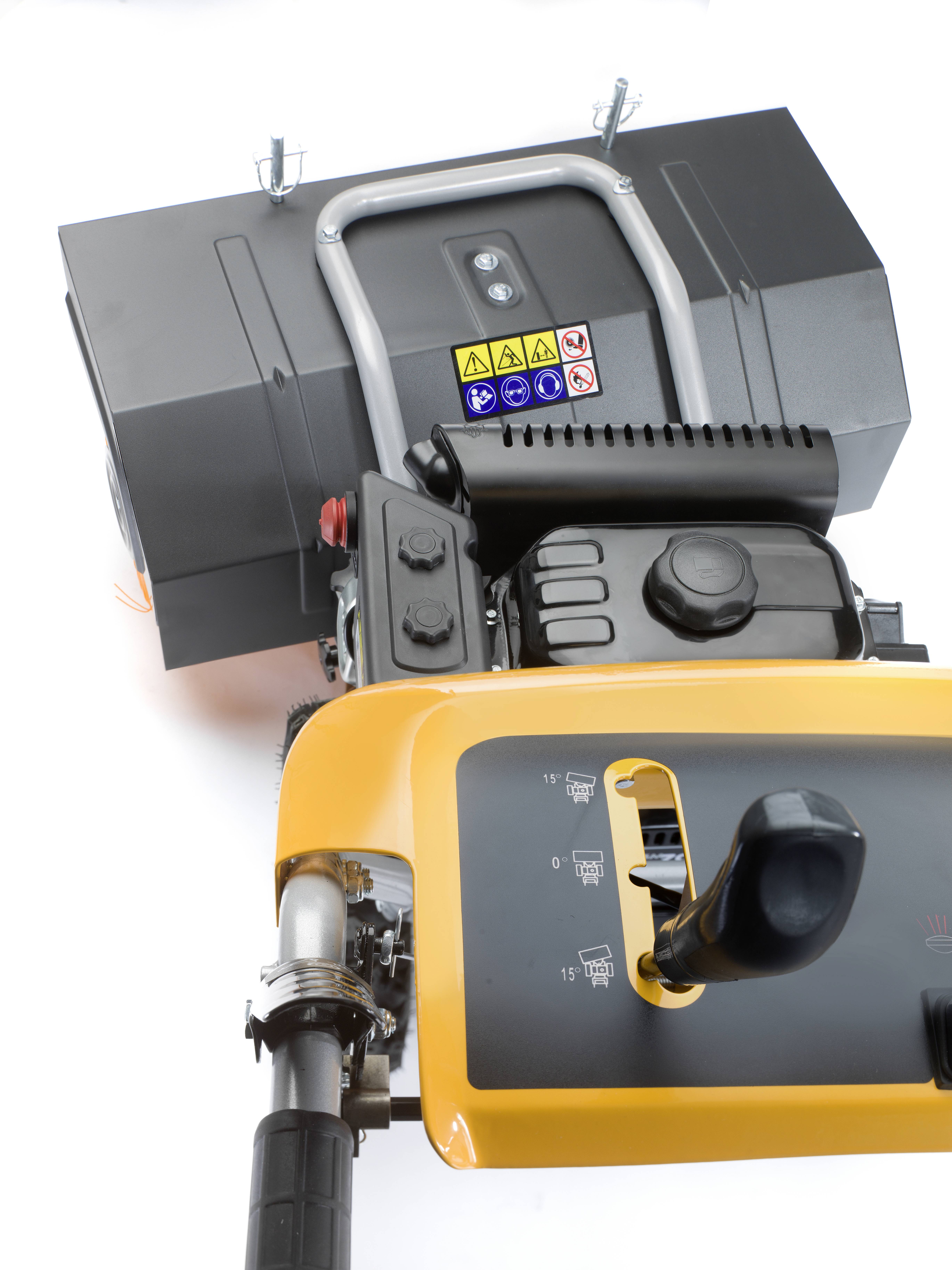 Ein Rasenmäher mit schwarz-gelbem Gehäuse. Auf der Oberseite befinden sich Warnhinweise. Hebel für Einstellungen sind sichtbar.