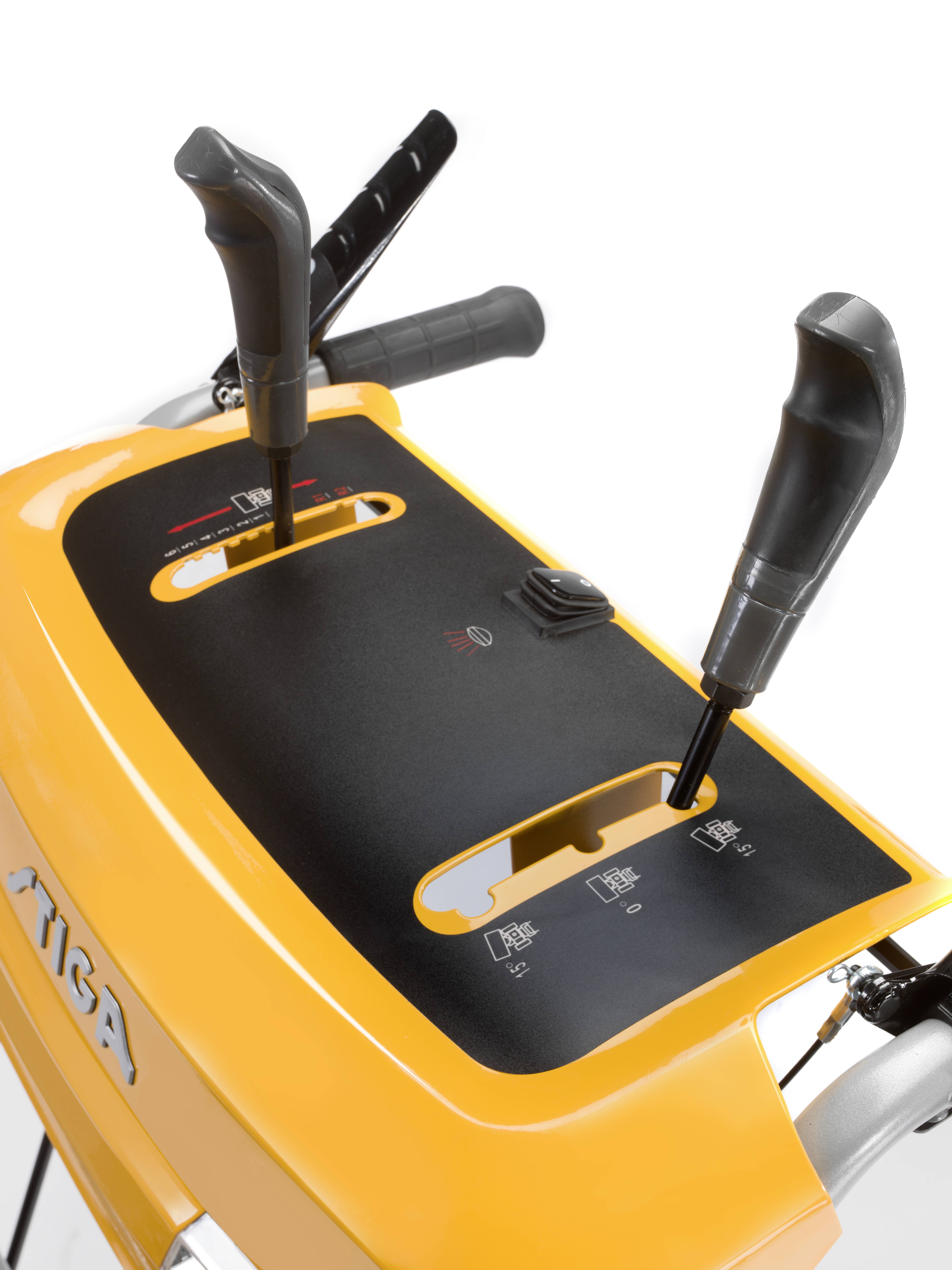 Nahaufnahme eines gelben Schneefräsen-Steuerfelds mit Hebeln und Symbolen für Bedienungshinweise. Abgebildete Marke: Stiga.