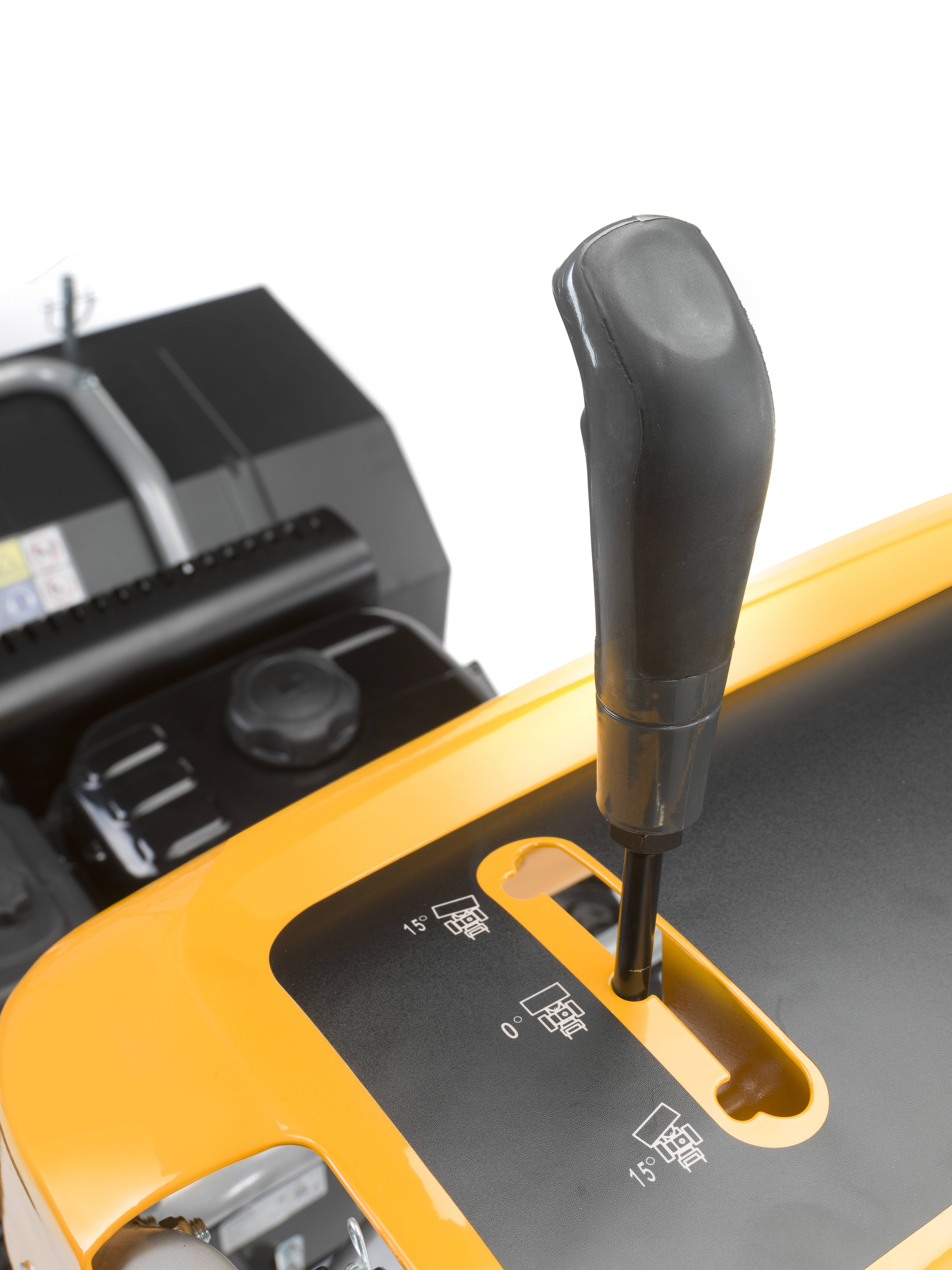 Close-up eines Hebels an einem gelben Rasenmäher. Drei Positionen für Schnitthöhe sind aufgedruckt: '0', '15' und '30'.