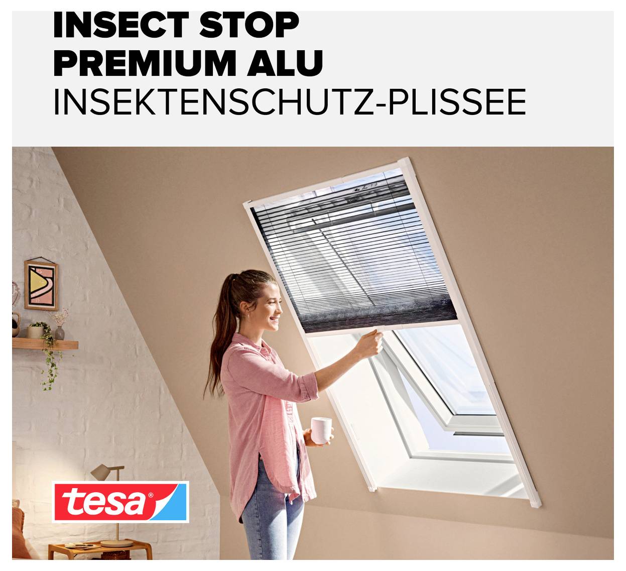 Frau öffnet ein gefaltetes Insektenschutzgitter auf einem Dachfenster; Text lautet „INSECT STOP PREMIUM ALU" und „INSEKTENSCHUTZ-PLISSEE", mit tesa-Logo.