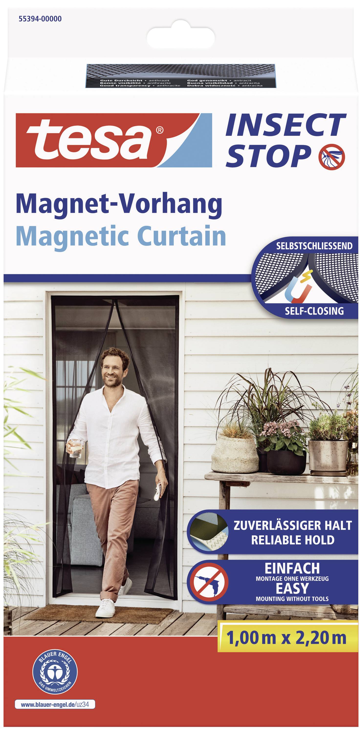 Verpackung des "tesa Insect Stop" Magnetvorhangs, zeigt einen Mann, der durch eine Tür mit Vorhang geht. Text: 'Selbstschließend', '1,00 m x 2,20 m'.
