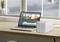 Ein Laptop auf einem Tisch zeigt ein Videobearbeitungsprogramm. Daneben steht ein kompaktes, weißes Speichergerät.