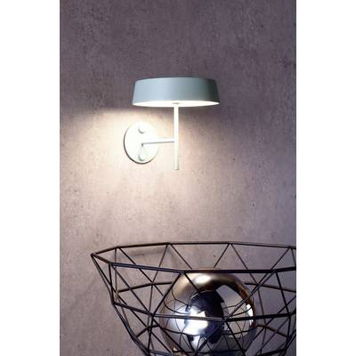 Eine moderne Wandleuchte strahlt Licht auf eine Metallschale mit einem glänzenden Kugelobjekt auf einer texturierten Wand.