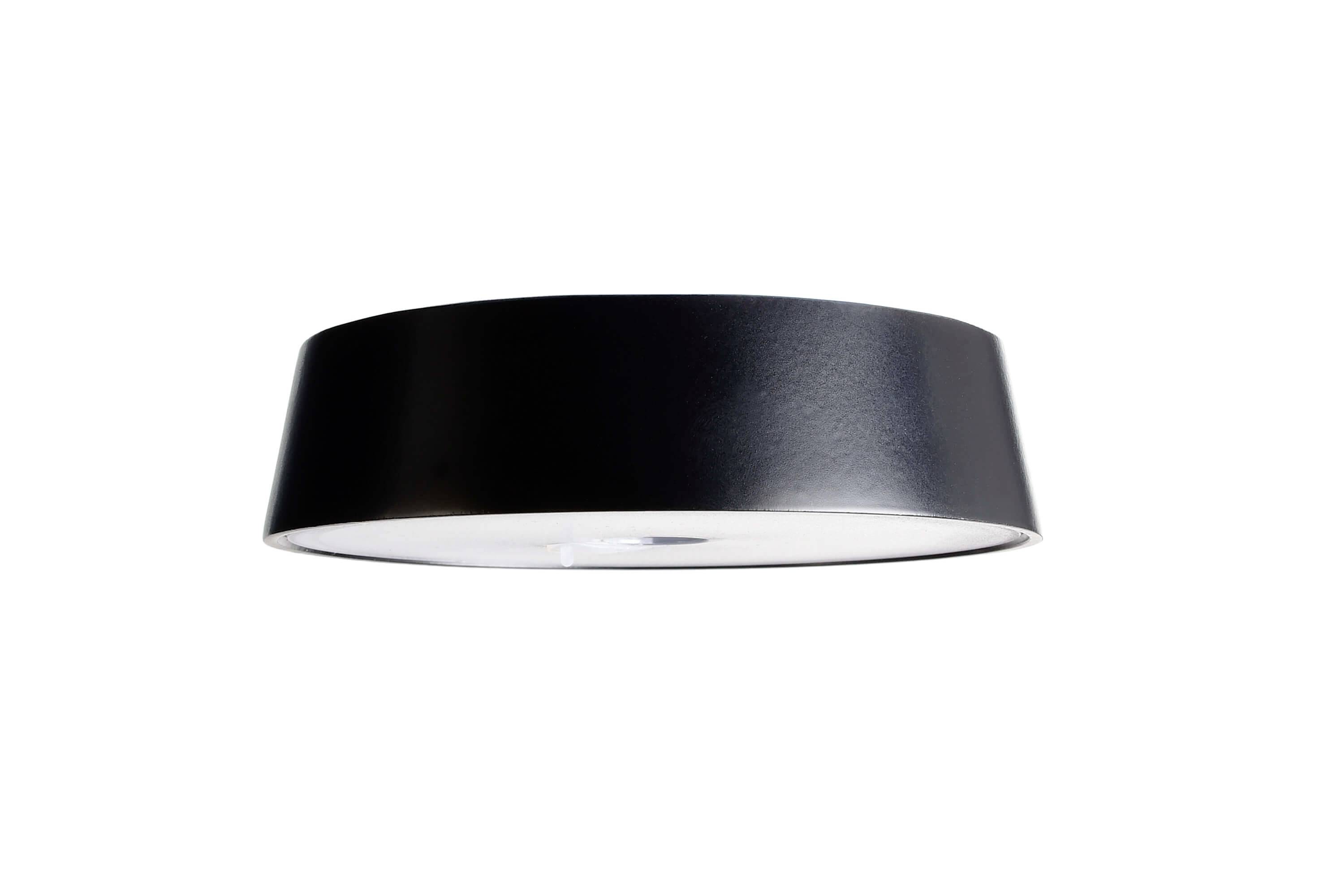 Schwarze, runde Deckenleuchte mit glatter Oberfläche, einfaches Design; beleuchtet Räume gleichmäßig.