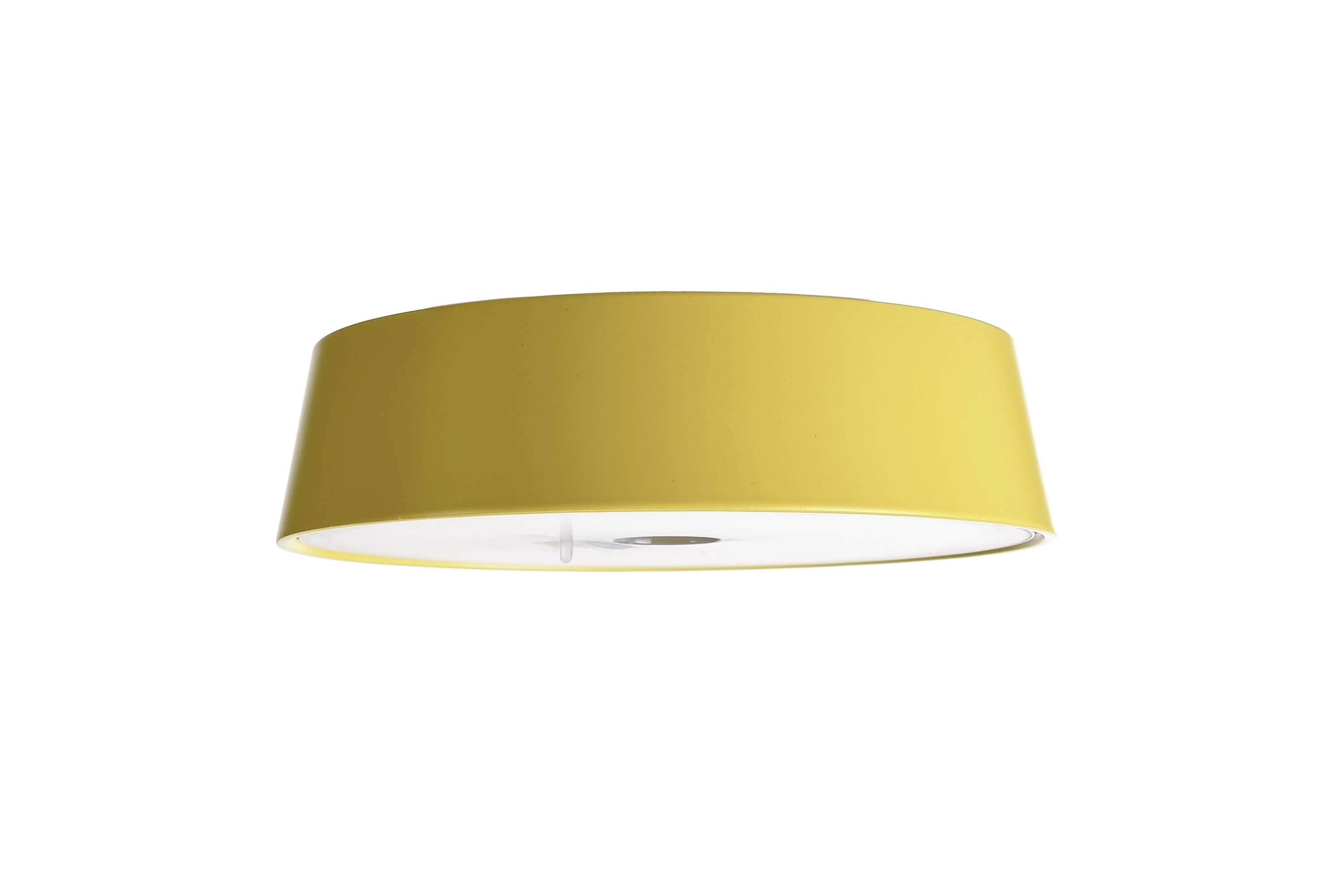 Gelbe Deckenleuchte mit flachem, zylindrischem Schirm. Modernes Design; gleichmäßige Lichtverteilung.