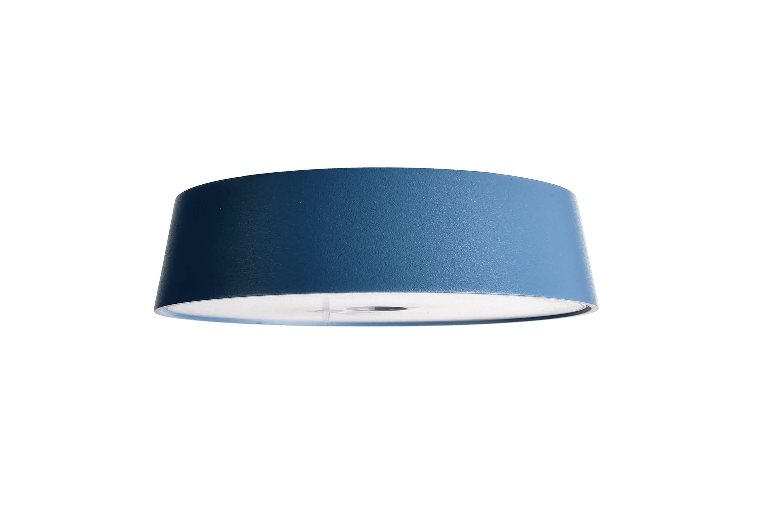 Eine moderne, blaue Deckenleuchte mit einem schlichten Design und flachen Lampenschirm.