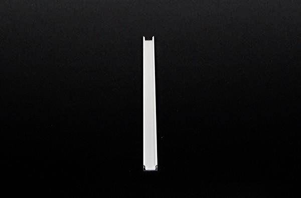 Ein weißer, länglicher Gegenstand auf schwarzem Hintergrund, möglicherweise ein Profil oder Schiene.