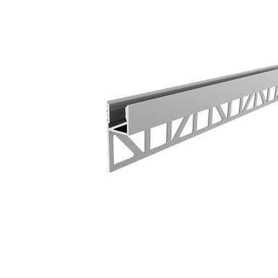 Metallschiene mit geradlinigem Design und dreieckigen Ausschnitten, dient als strukturelles Element in Bauprojekten.