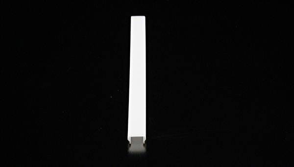 Ein schmaler, weißer Balken steht vertikal auf schwarzem Hintergrund.