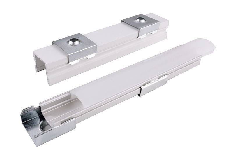 Zwei längliche, weiße LED-Leuchten mit metallischen Befestigungselementen für Deckenmontage.