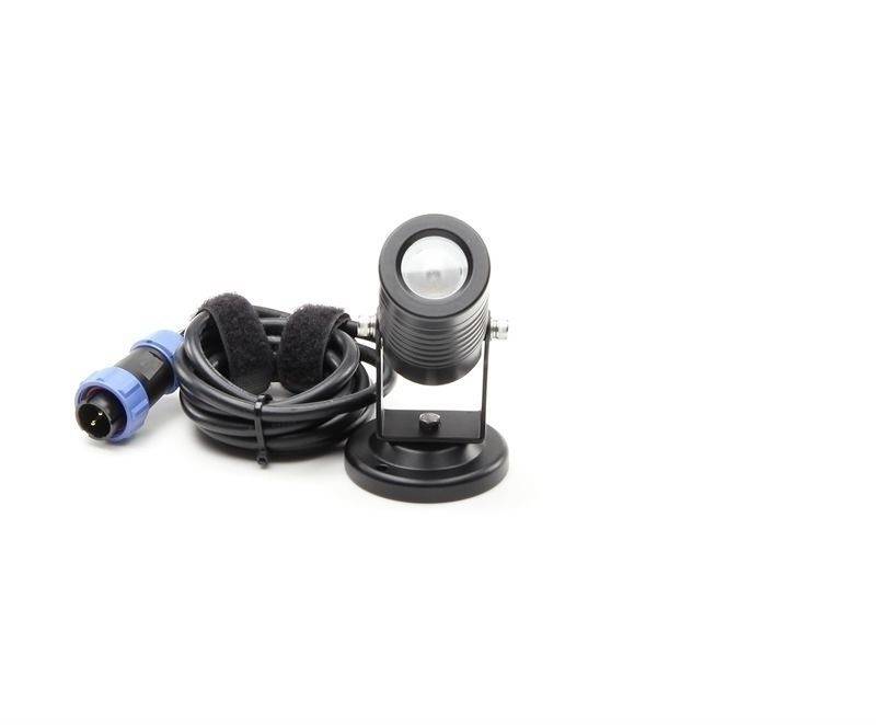 Kleine schwarze Leuchte mit rundem Sockel, Kabel und blauem Stecker. Geeignet für Innen- oder Außenanwendungen.