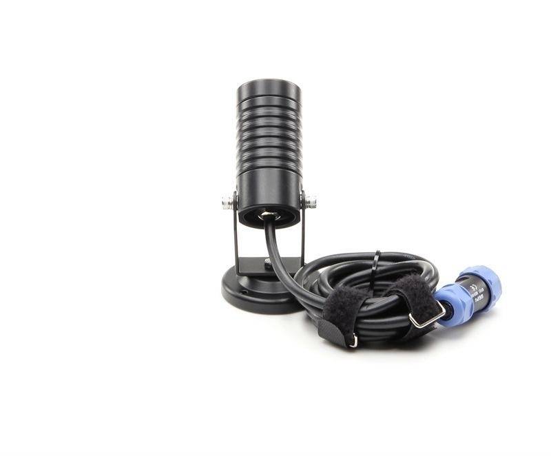 Ein schwarzes Mikrofon mit robustem Design, befestigt auf einem Standfuß. Daneben liegt ein Kabel mit einer blauen Steckverbindung.