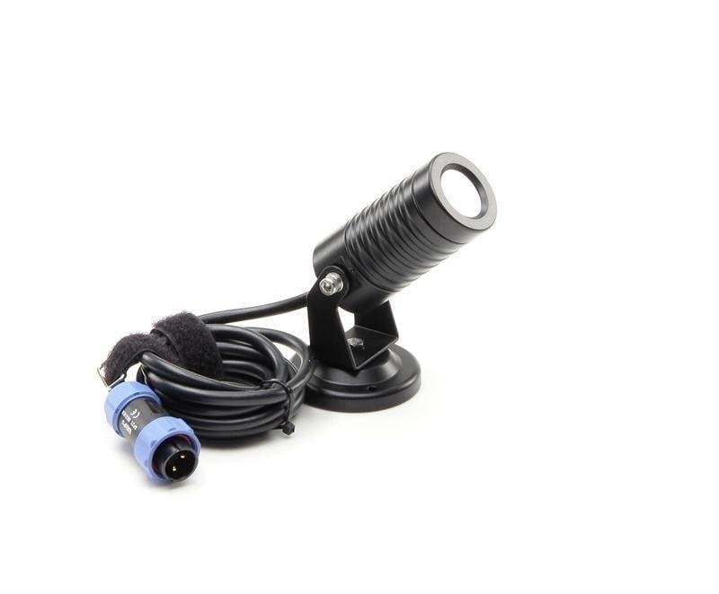 Kleiner schwarzer Scheinwerfer mit montiertem Kabel und blauem Stecker, auf weißem Hintergrund. Ideal für Präsentationen.