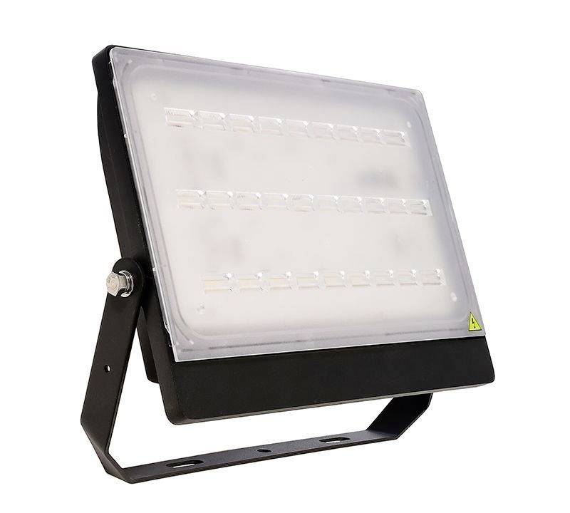Ein rechteckiger LED-Fluter mit schwarzem Rahmen und Wandhalterung. Die Front hat mehrere horizontale LED-Streifen.