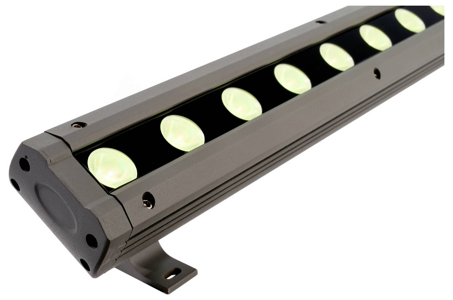Schwarze LED-Lichtleiste mit sieben beleuchteten grünen Linsen und einer Montagehalterung, dargestellt auf weißem Hintergrund.