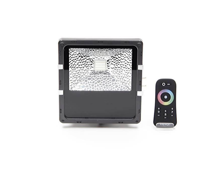 LED-Flutlicht mit Fernbedienung, geeignet für Außenbeleuchtung. Das Licht hat einen breiten Reflektor für optimale Lichtverteilung.