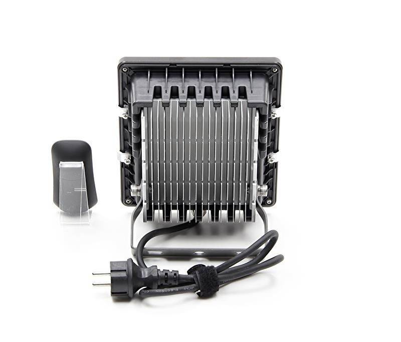 LED-Flutlicht von hinten, zeigt Kühlrippen und ein Stromkabel mit Stecker. Daneben steht ein schwarzes Zubehörteil.