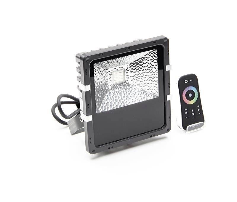 Ein quadratischer LED-Flutlichtstrahler mit strukturiertem Reflektor, daneben eine Fernbedienung mit Farbsteuerungsrad.
