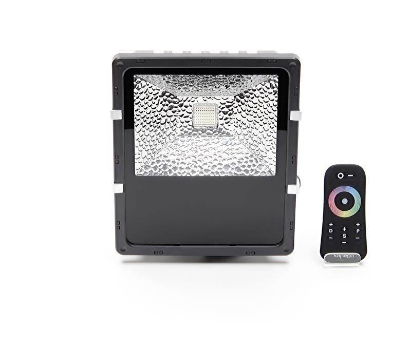 LED-Flutlicht in schwarz mit metallisch reflektierender Oberfläche, daneben eine Fernbedienung mit farbigem Ring und Tasten.