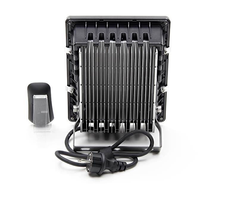 Schwarz-grauer Toaster mit Steckerkabel, vertikal und von hinten gezeigt. Ein Brothalter steht daneben aufrecht.