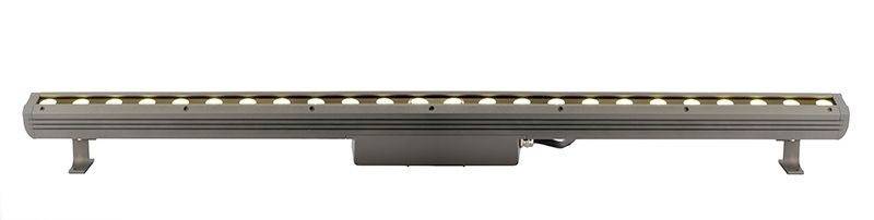 Ein länglicher LED-Lichtbalken mit mehreren Leuchten ist auf zwei Halterungen montiert. Ideal für gleichmäßige Beleuchtung.