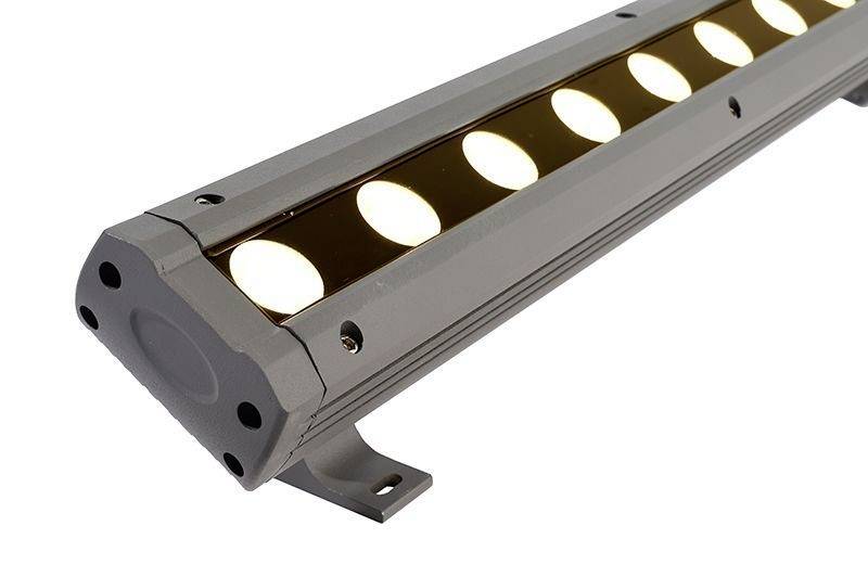 Eine graue LED-Leiste mit mehreren runden, leuchtenden LEDs. Sie ist leicht angewinkelt und zeigt ihre Befestigungslöcher.