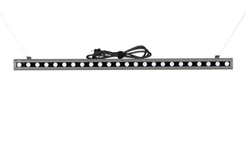 Ein langer, schmaler LED-Lichtstreifen mit angebrachten Kabeln, möglicherweise zur Beleuchtung oder Dekoration.