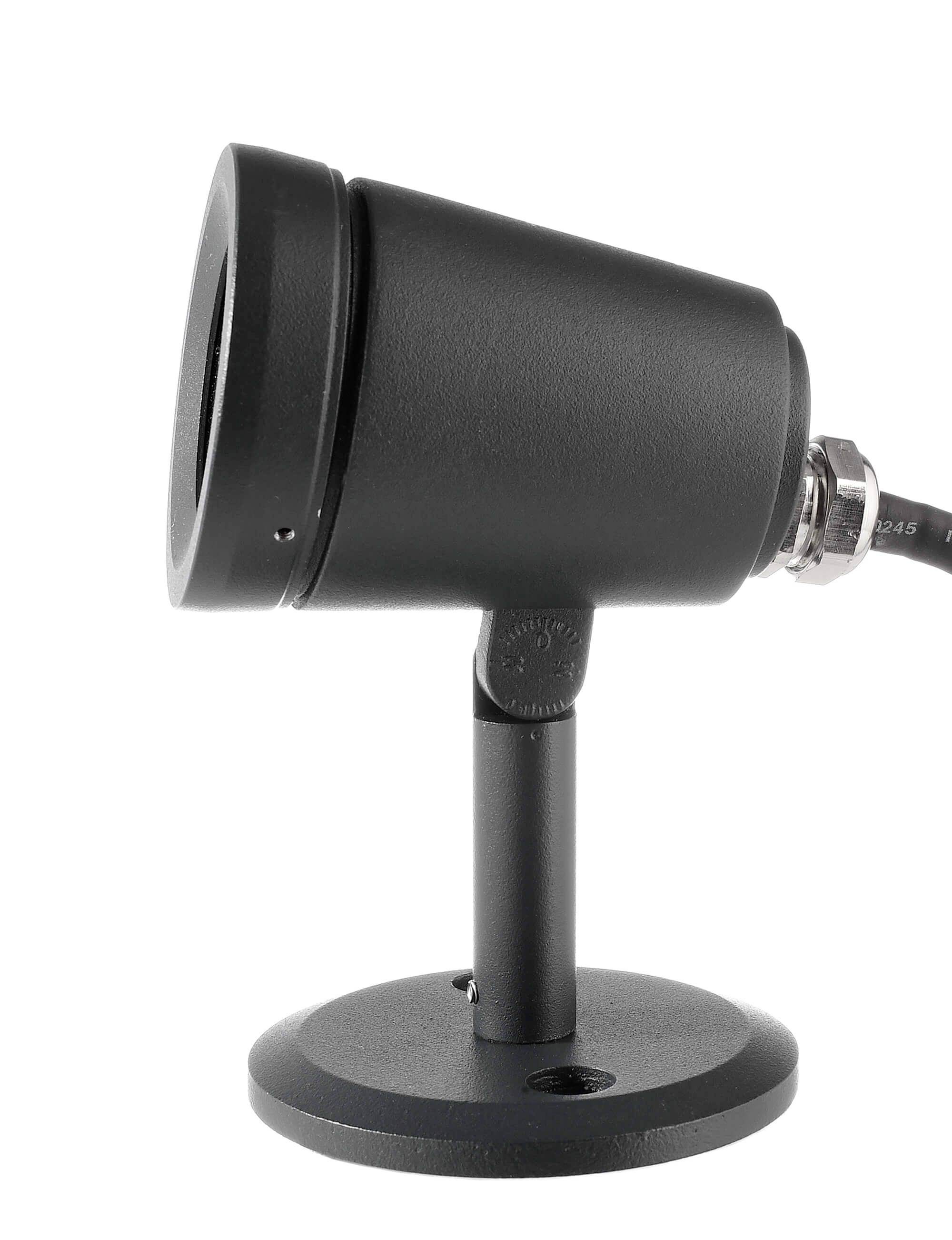 Ein schwarzer LED-Strahler auf einer verstellbaren Halterung, geeignet zur Außenbeleuchtung.