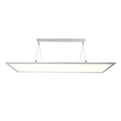 Eine rechteckige LED-Deckenleuchte mit schlichtem Design, aufgehängt an zwei dünnen Kabeln und mit einem hellen, gleichmäßigen Licht.