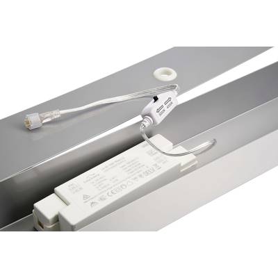 Ein Steckverbindungskabel mit RJ45-Anschluss und USB-Adapter liegt auf einem Metallgehäuse mit einem elektronischen Bauteil.