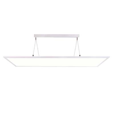 Rechteckige, flache LED-Pendelleuchte mit schmalem Rahmen und dünnen Kabeln, hängt horizontal. Moderne Beleuchtungslösung.