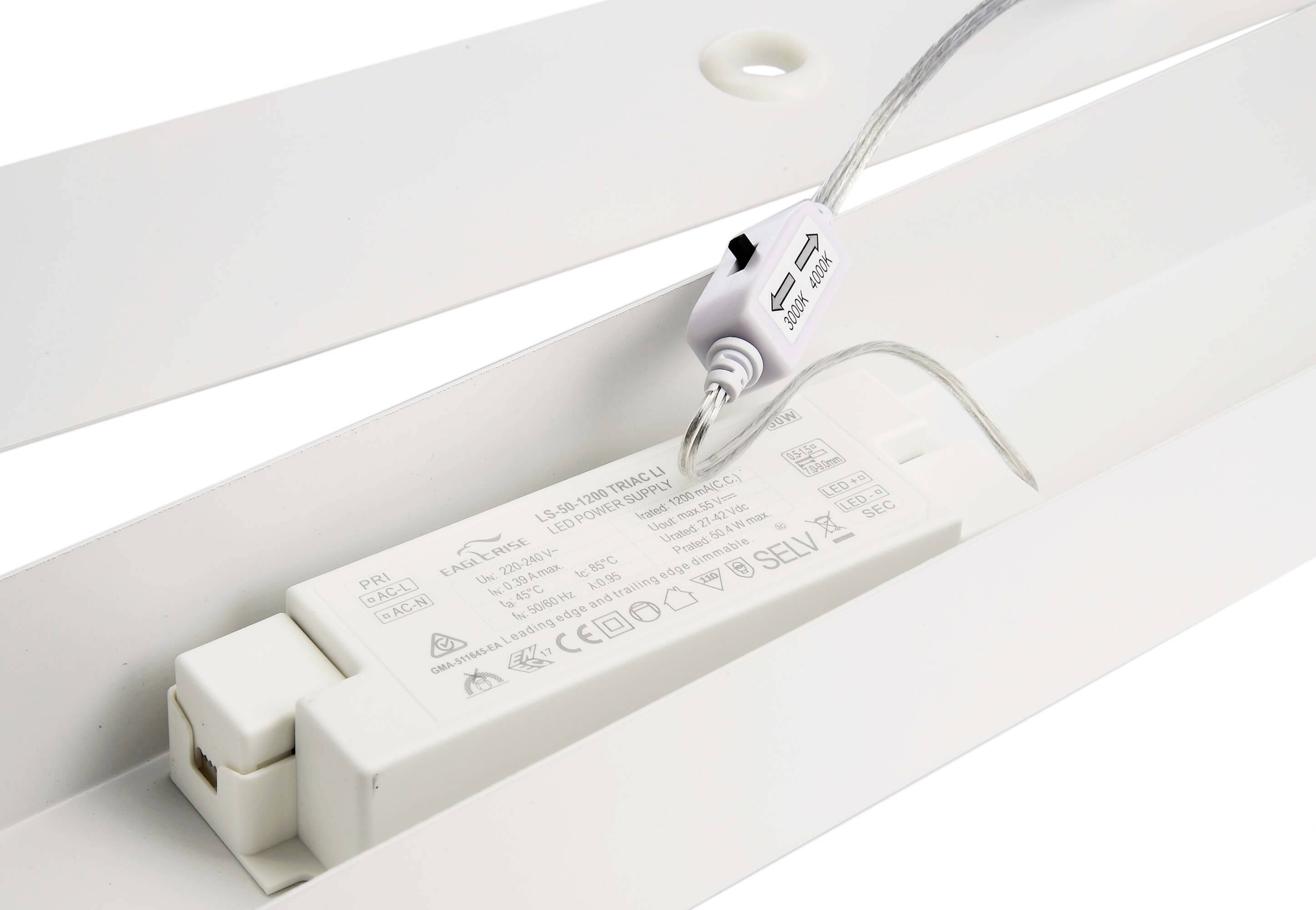 LED-Treiber in einem weißen Gehäuse, verbunden mit Kabeln und einem Sensor für effiziente Beleuchtungssteuerung.