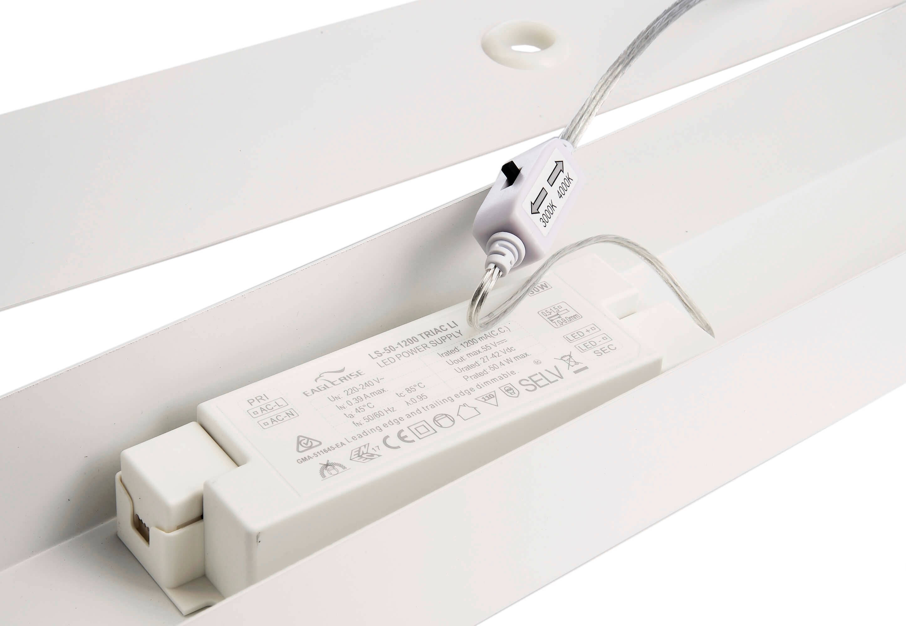 LED-Treiber in einem weißen Gehäuse, verbunden mit Kabeln und einem Sensor für effiziente Beleuchtungssteuerung.