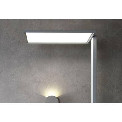Eine moderne, minimalistische Wandleuchte aus Metall mit rechteckigem Lampenschirm, die an einer grauen Betonwand befestigt ist.